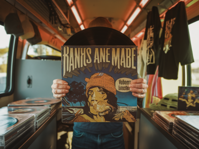 Comment préparer un dossier bandcamp convaincant pour vendre 100 vinyles lors d’une tournée courte