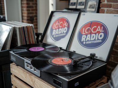 Quels critères utiliser pour choisir trois morceaux à placer en rotation sur une webradio locale