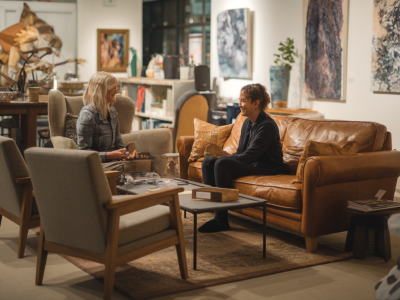 Comment organiser une interview intime avec un artiste en résidence : logistique, questions et atmosphère