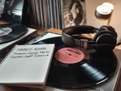 comment lire les crédits d’un album pour comprendre qui a vraiment créé le son