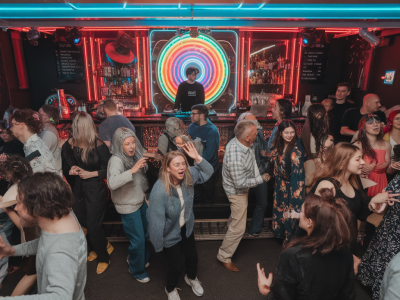 Quelle playlist spotify créer pour convertir un public de bar en fans fidèles en une soirée